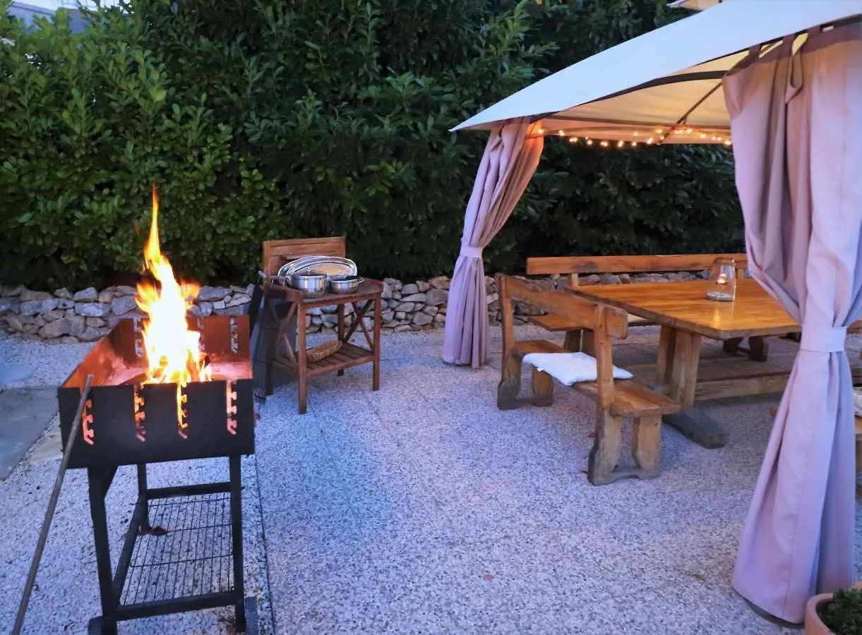 Villa Mendula Trogir - Luxury Villa By The Beach - Heated Pool - Organic Garden 0*,  克罗地亚